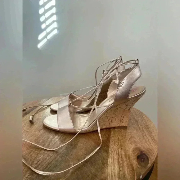 Lilly Pulitzer Metallic Gold Wedge Size 8.5 M Leather Open Toe - Picture 5 of 9